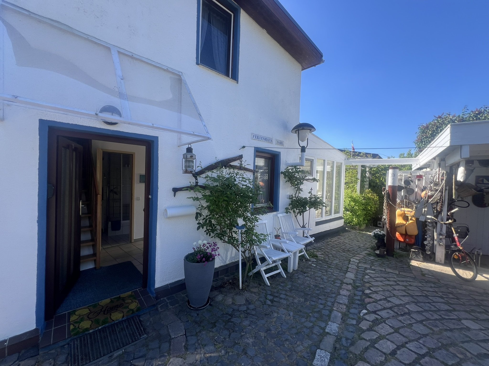 Außenhof des Ferienhaus Dahl mit Eingang und Wintergarten